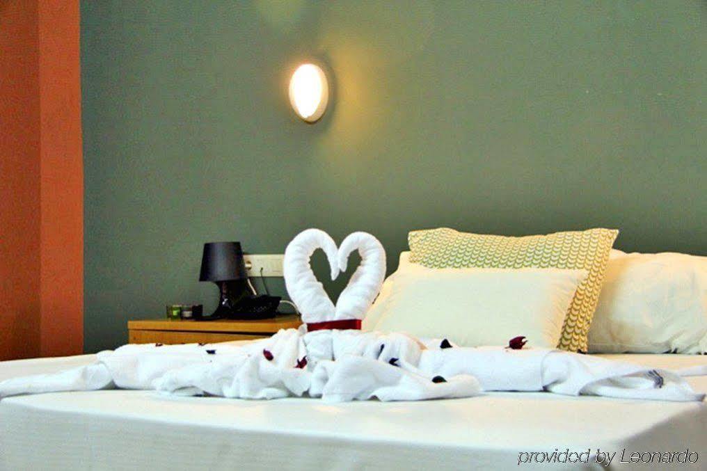AHC Hoteles Caces Habitación foto